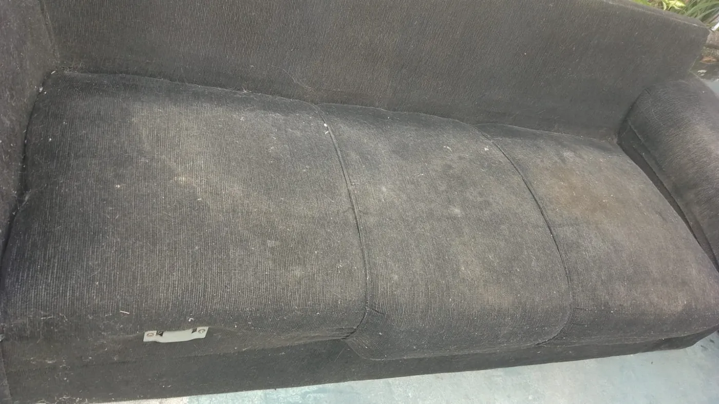 Sofá com sujeira profunda antes da limpeza Stofs